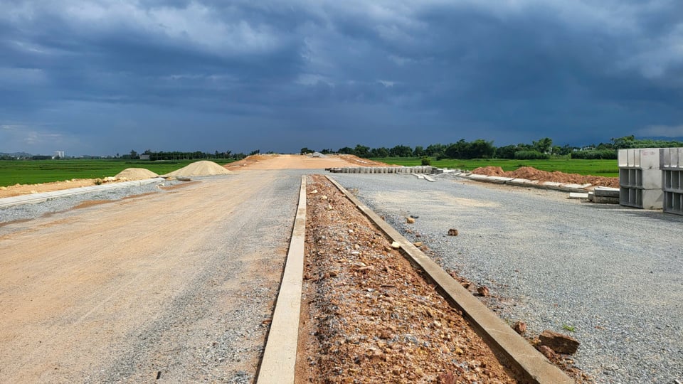 Site clearance work for the road project connecting Thach Bich bridge to Tinh Phong.