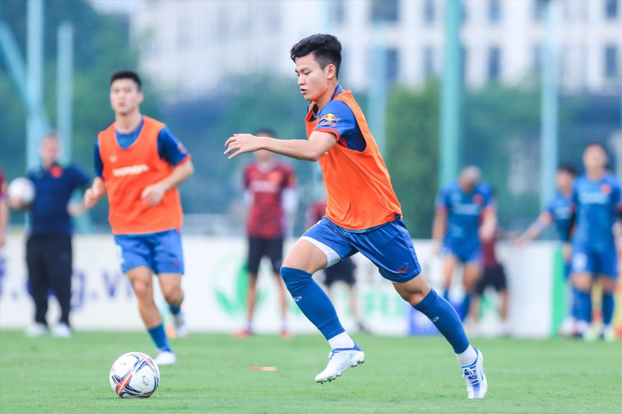 After that, the afternoon training group continued to be divided into 2 small groups to practice tactics and compete in short-distance matches.