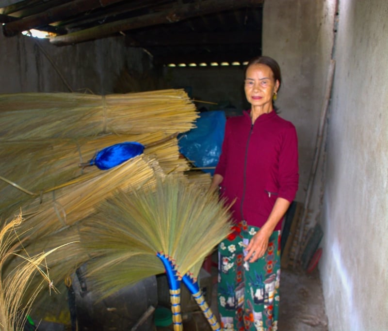 Đoàn Thị Đảnh trú tại thôn An Hòa xã Hành Dũng đã thoát nghèo bằng nghề truyền thống của gia đình.