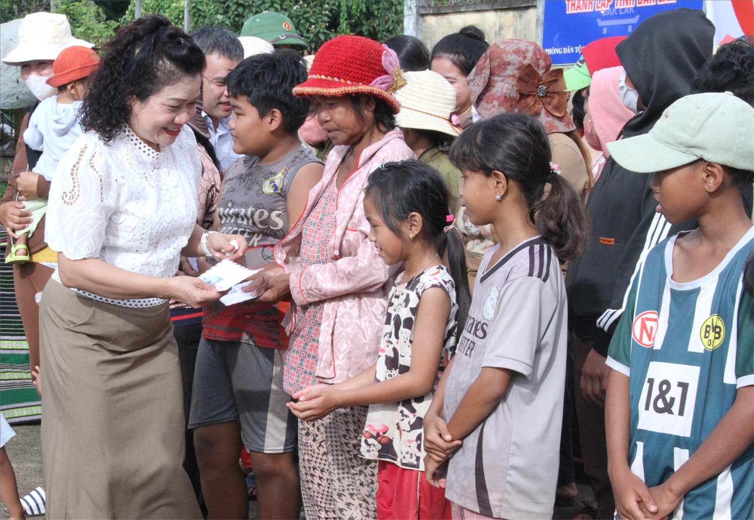 Cùng với các đơn nghĩa tặng “Hàng cây kết nghĩa”, Bí thư Huyện ủy huyện Krông Ana H’Yâo Knul tặng quà cho hộ nghèo, cận nghèo buôn Drai