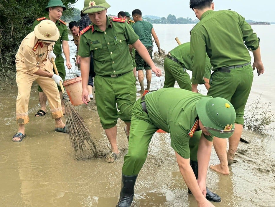 Belles photos de la police municipale. Thanh Hoa aide les habitants à surmonter les conséquences des inondations