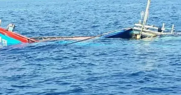 A fishing boat sank while taking shelter from the storm at Cua Tung.