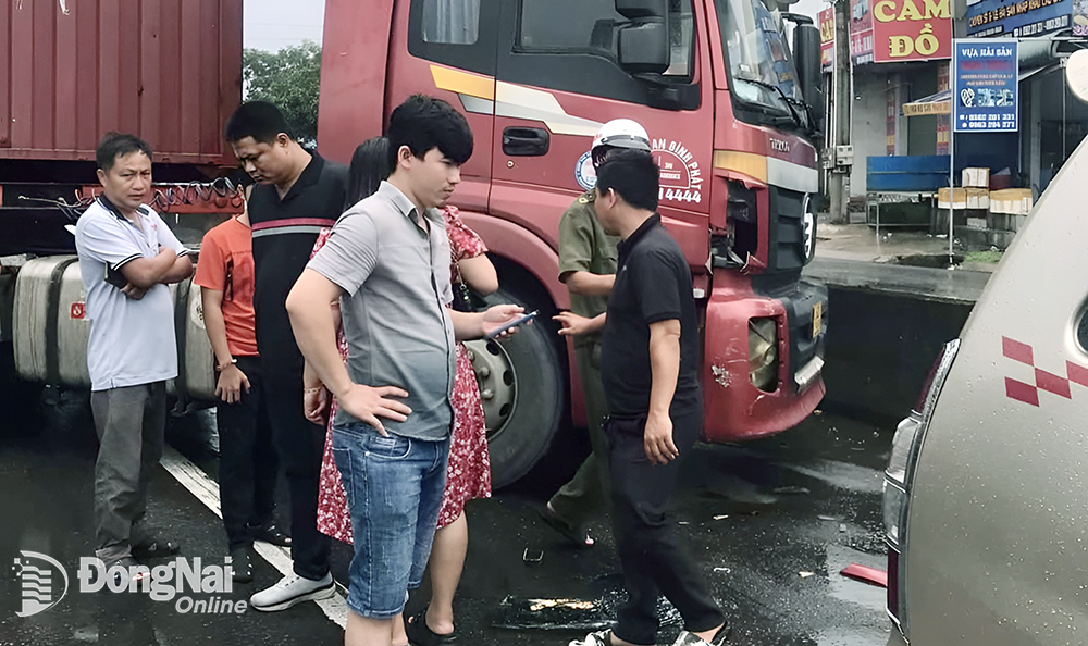 Hiện trường vụ va chạm giữa xe đầu kéo và xe ô tô 7 chỗ trưa 26-5 trên quốc lộ 1 đoạn qua ngã ba đường tránh TP.Biên Hòa (H.Trảng Bom). Ảnh: Phan Trí