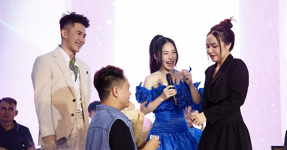 Die-hard fan cried because Huong Tram introduced him to her right on stage.