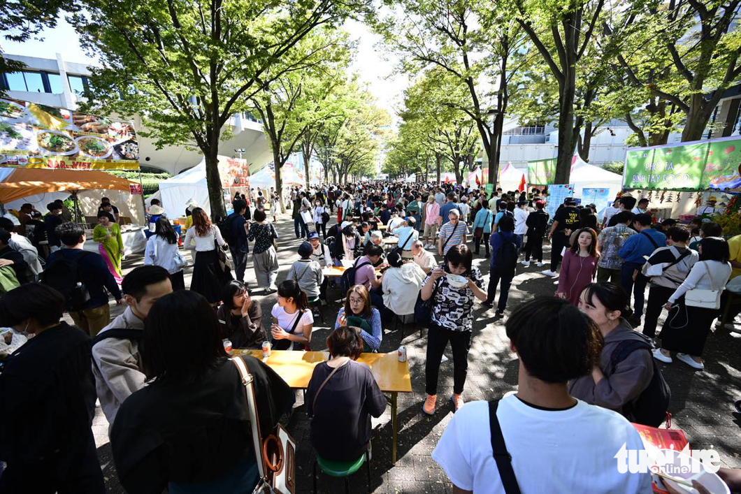 Dòng khách đến công viên Yoyogi, Tokyo, Nhật Bản sáng 7-10 để thưởng thức phở. Các gian hàng phở truyền thống của Việt Nam