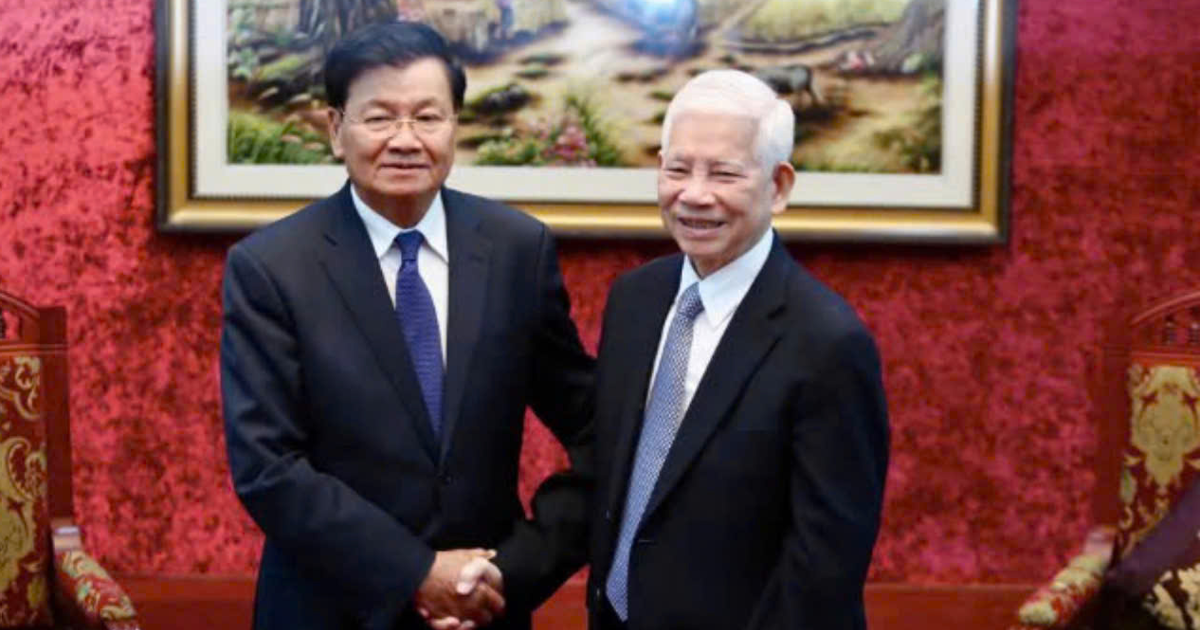 Le Secrétaire général et Président du Laos rencontre deux anciens Présidents du Vietnam