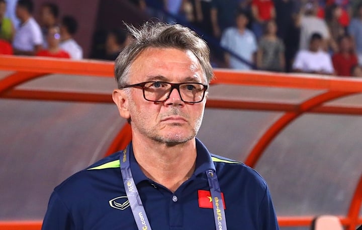 L'entraîneur Troussier s'apprête à finaliser la liste d'inscription pour le match contre les Philippines.