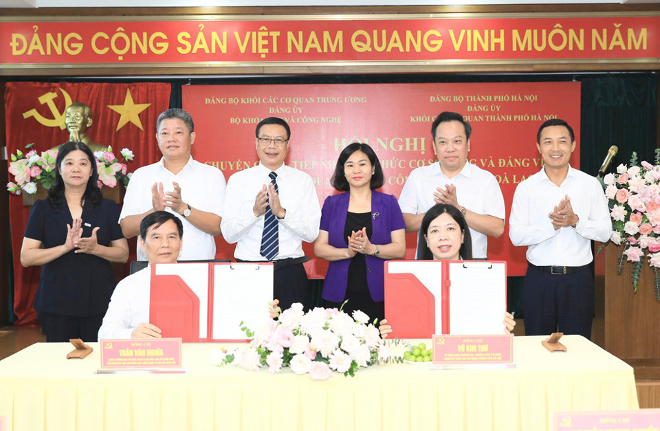 Los dirigentes del centro y de Hanoi presenciaron la ceremonia de firma de las actas de entrega de la organización del Partido y de los miembros del Partido de la Junta Directiva del Parque de Alta Tecnología de Hoa Lac. Foto: Quang Thai