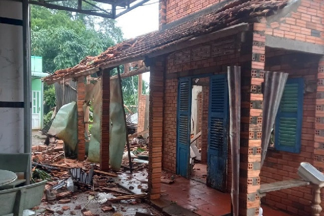 大雨と竜巻でバリア・ブンタウ州の40軒以上の家屋の屋根が吹き飛ばされた