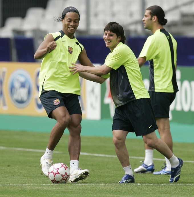 Ronaldinho và Messi trong một buổi tập cùng Barca. Ảnh: Times