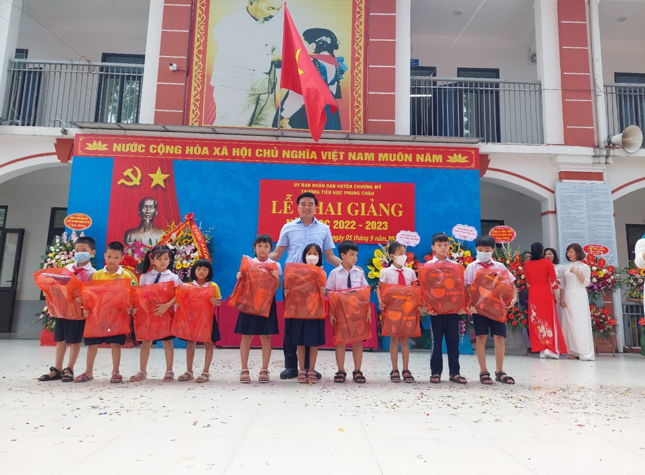 La escuela primaria Phung Chau se esfuerza constantemente por mejorar la calidad de la enseñanza y el aprendizaje.