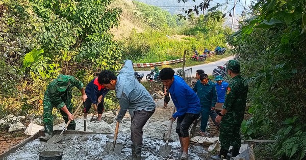 Thanh niên đổ bê tông làm đường cho người dân bản