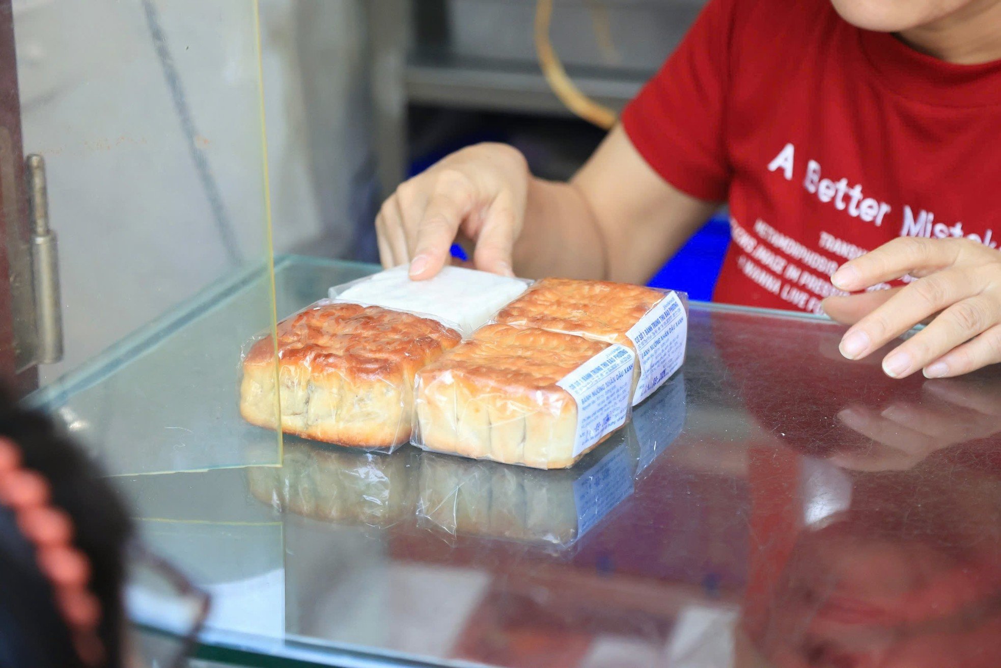 People line up to buy traditional moon cakes on Thuy Khue street photo 8