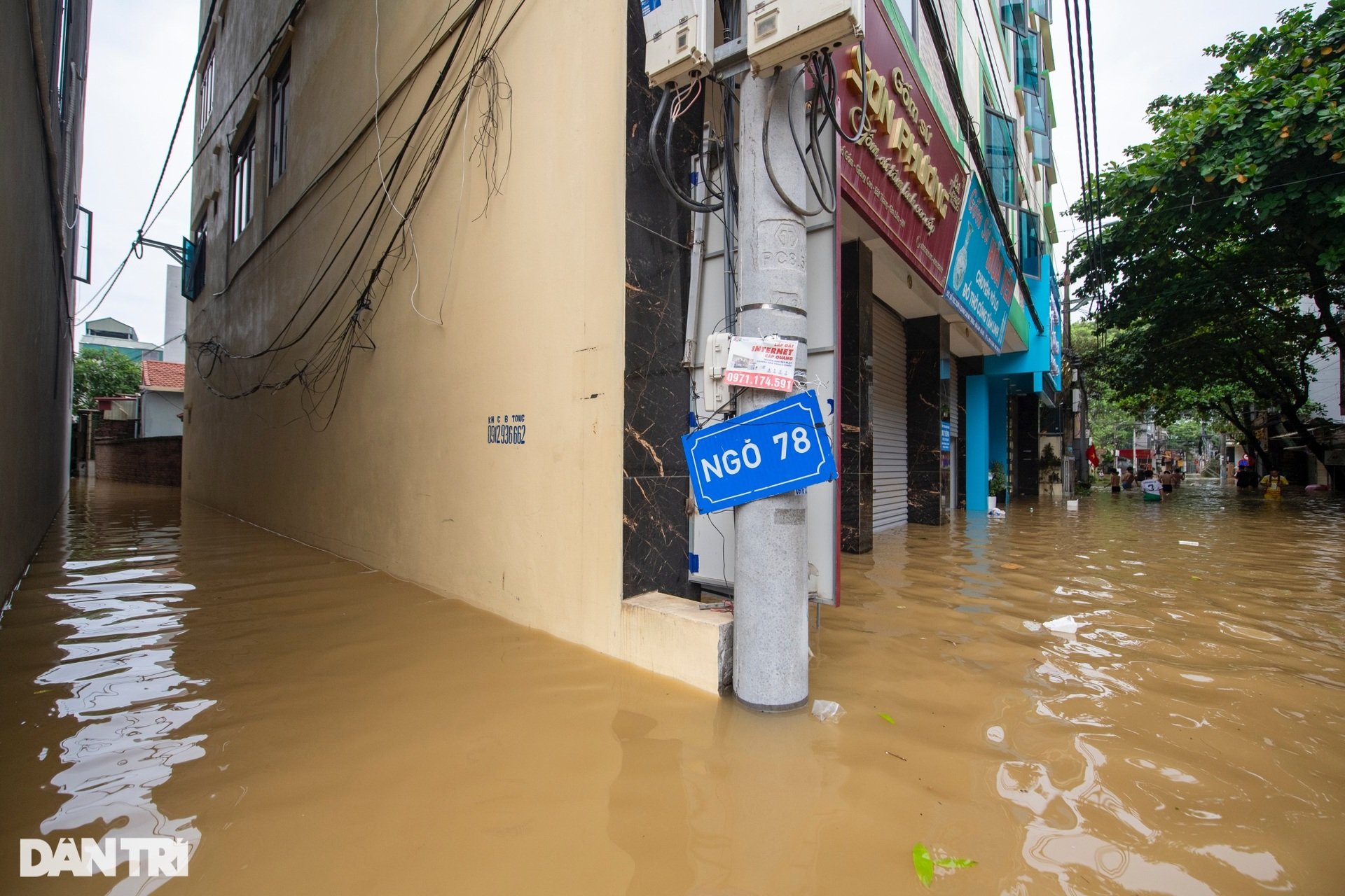 Hà Nội: Làng gốm Bát Tràng chìm trong biển nước - 4