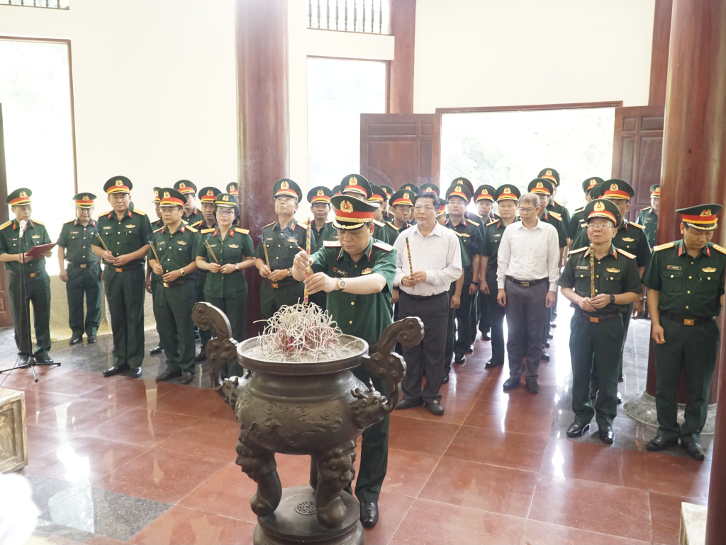 Đồng chí Trung tướng Hồ Quang Tuấn, Chủ nhiệm Tổng cục Công nghiệp Quốc phòng và đoàn cùng đi đến dâng hương Đền thờ Đại tướng Võ Nguyên Giáp tại Khu Di tích Quốc gia đặc biệt rừng Trần Hưng Đạo, xã Tam Kim (Nguyên Bình).