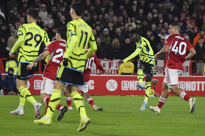 Bukayo Saka ghi bàn nâng tỷ số lên 2-0 trong trận thắng Nottingham Forest 2-1 ở vòng 22 Ngoại hạng Anh trên sân City Ground, Nottingham, Anh ngày 30/1. Ảnh: AP