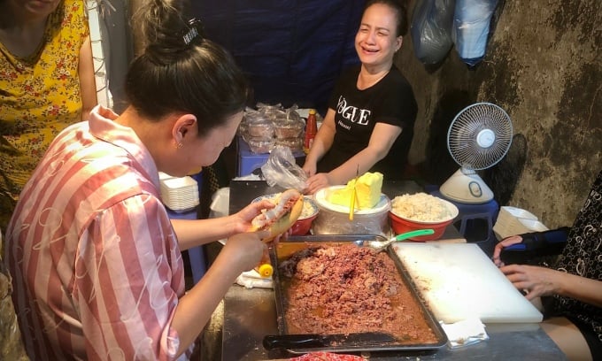 La tienda de sándwiches está muy concurrida por la noche. Foto: Quynh Mai