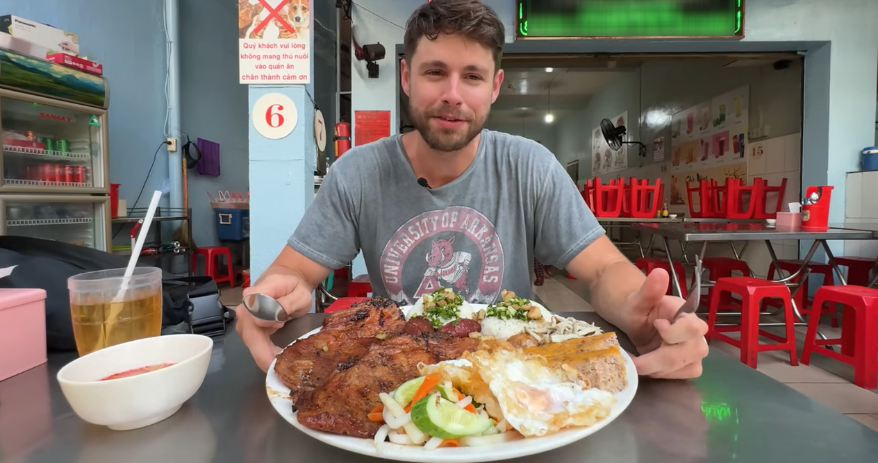 Western tourists visit their favorite restaurant in Ho Chi Minh City and order a 300,000 VND meal to satisfy their cravings.