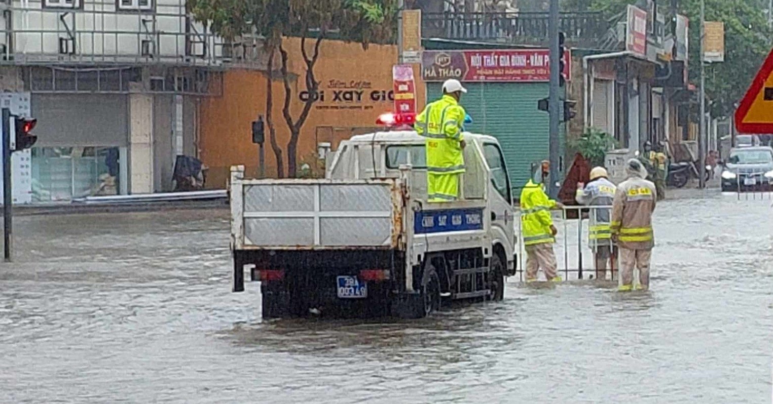 Starker Regen, viele Straßen in Ha Tinh tief überflutet