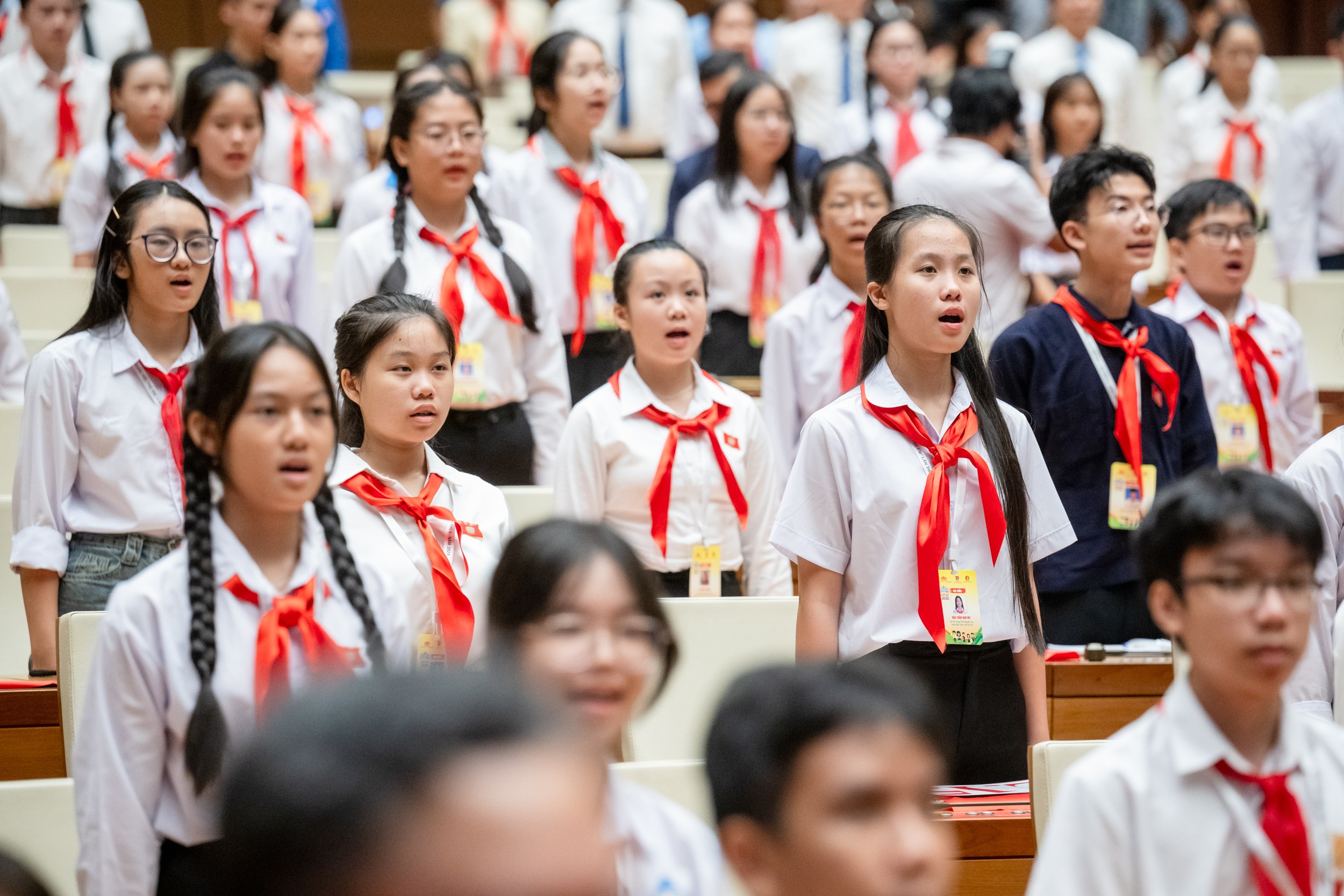 Các đại biểu làm lễ Chào cờ. (Ảnh: quochoi.vn)