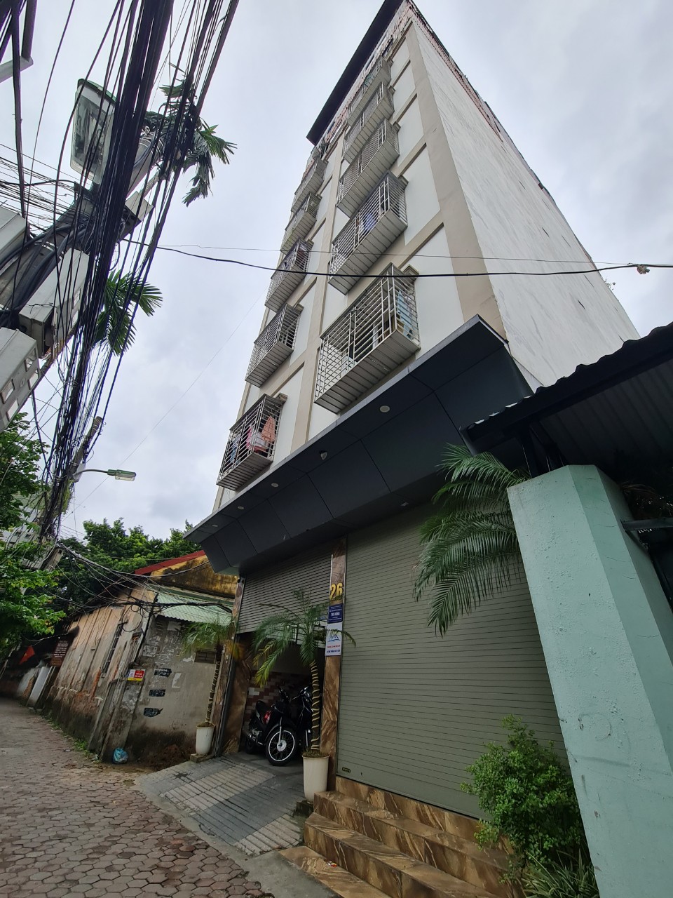 Real Estate - Hanoi: Close-up of 'mini apartments' located in narrow alleys (Image 7).
