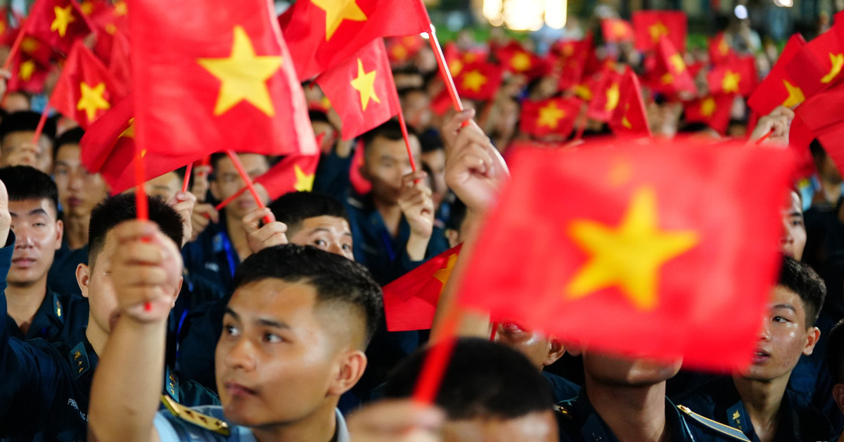 The audience sang together "As if Uncle Ho were here on the day of great victory" in "His Legacy"