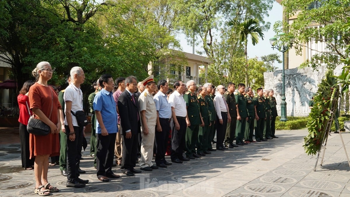 Ho Chi Minh Trail Museum receives war relics from Major General Hoang The Thien's family photo 17