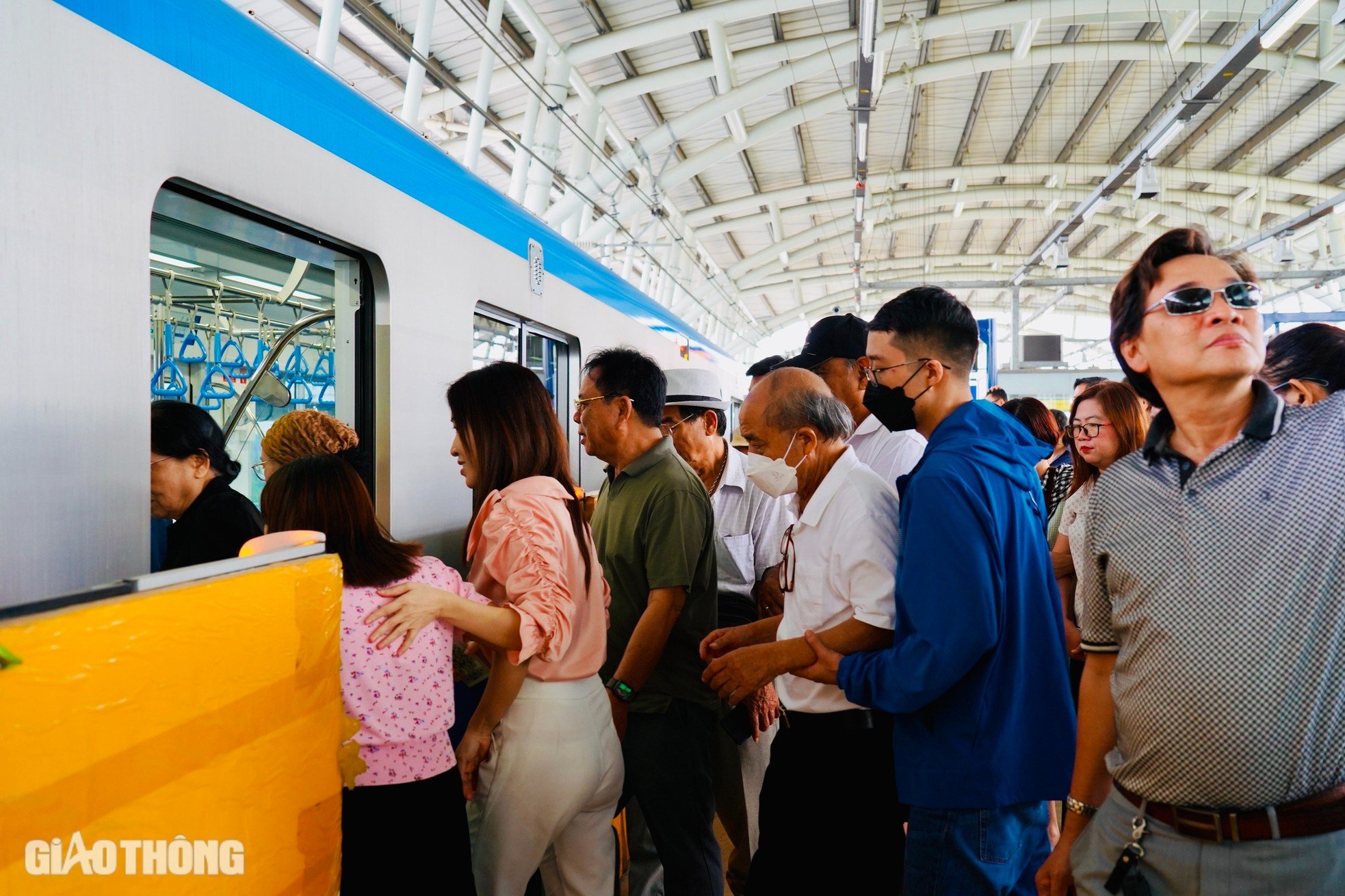 Les habitants de Ho Chi Minh-Ville découvrent avec enthousiasme le métro avant son jour de mise en service officielle, photo 6