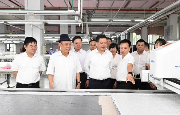 Minister Nguyen Hong Dien works at TNG Thai Nguyen Company