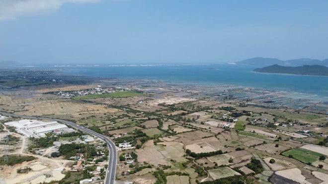 The Van Phong airport project contributes to creating new momentum to shift the economic structure of the region, connecting key economic zones. Photo: Huu Long