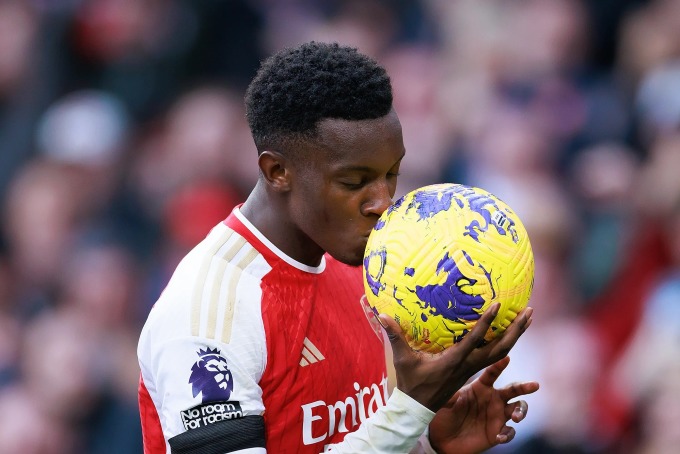 Nketiah besa el balón después de completar su hat-trick en el minuto 58. Foto: Reuters