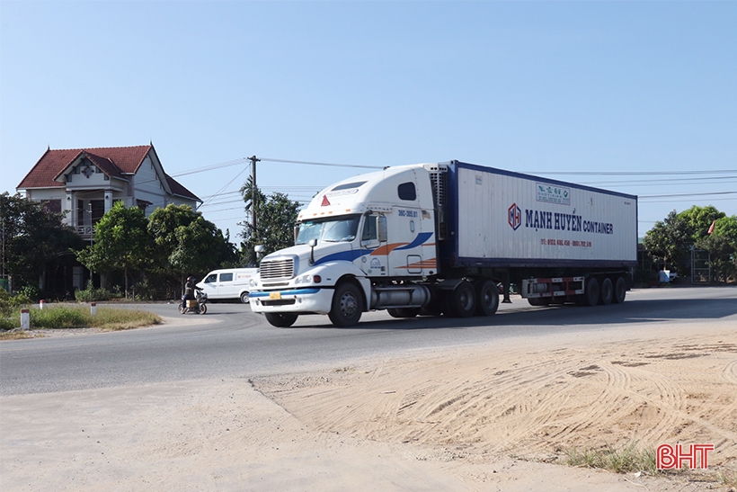 Peligro al cruzar la intersección de la carretera provincial 553 y la carretera distrital 131 en Cam Xuyen