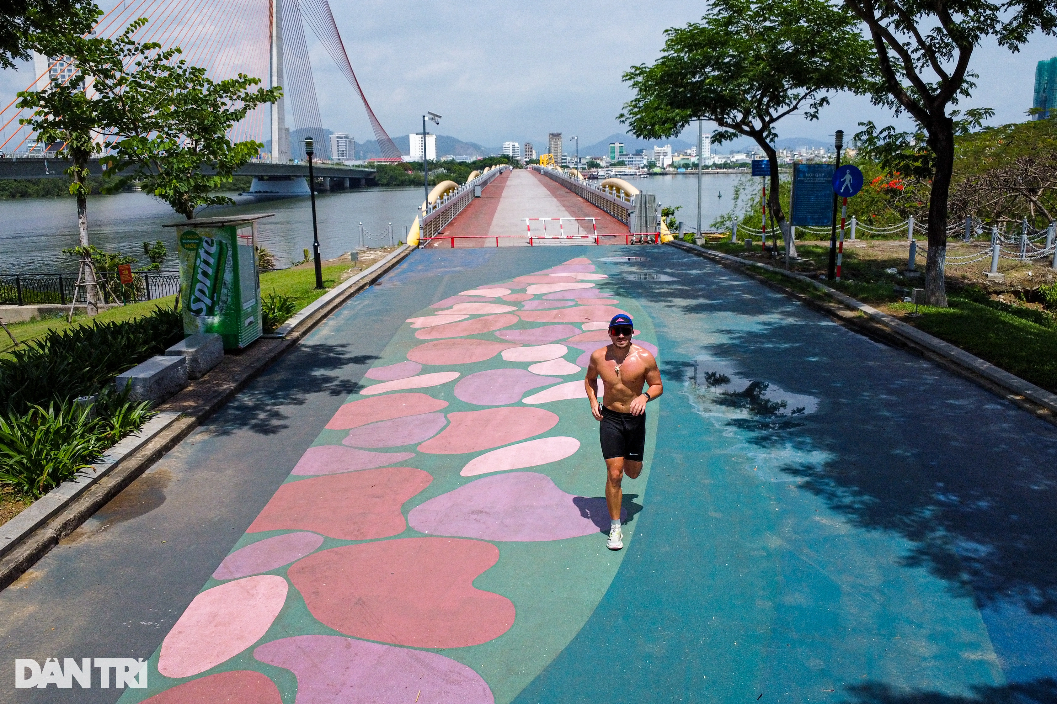 La forme de la rue piétonne de la rivière Han et le tourisme nocturne à Da Nang