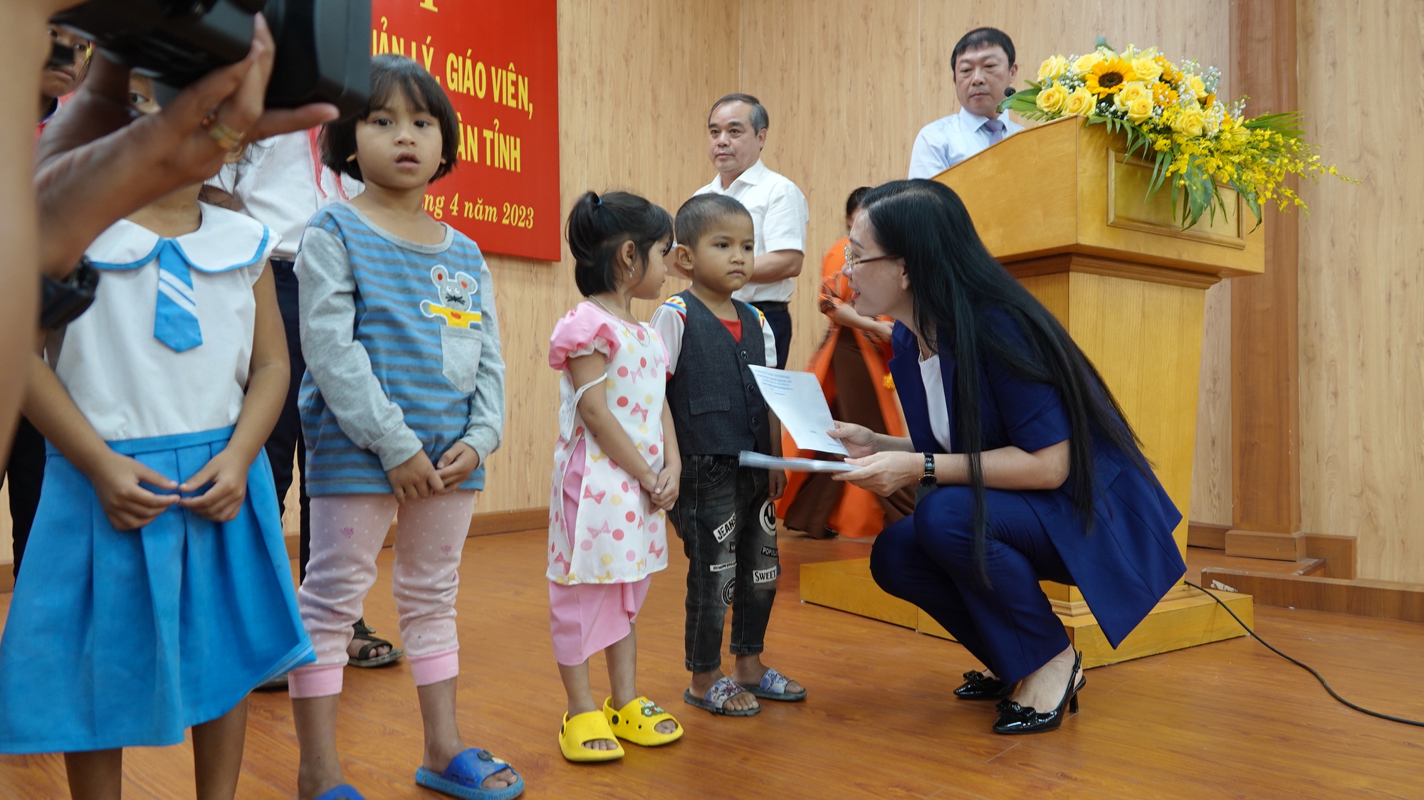 Bí thư Tỉnh ủy Quảng Ngãi: gặp gỡ, đối thoại ngành giáo dục Quảng Ngãi - Ảnh 1.