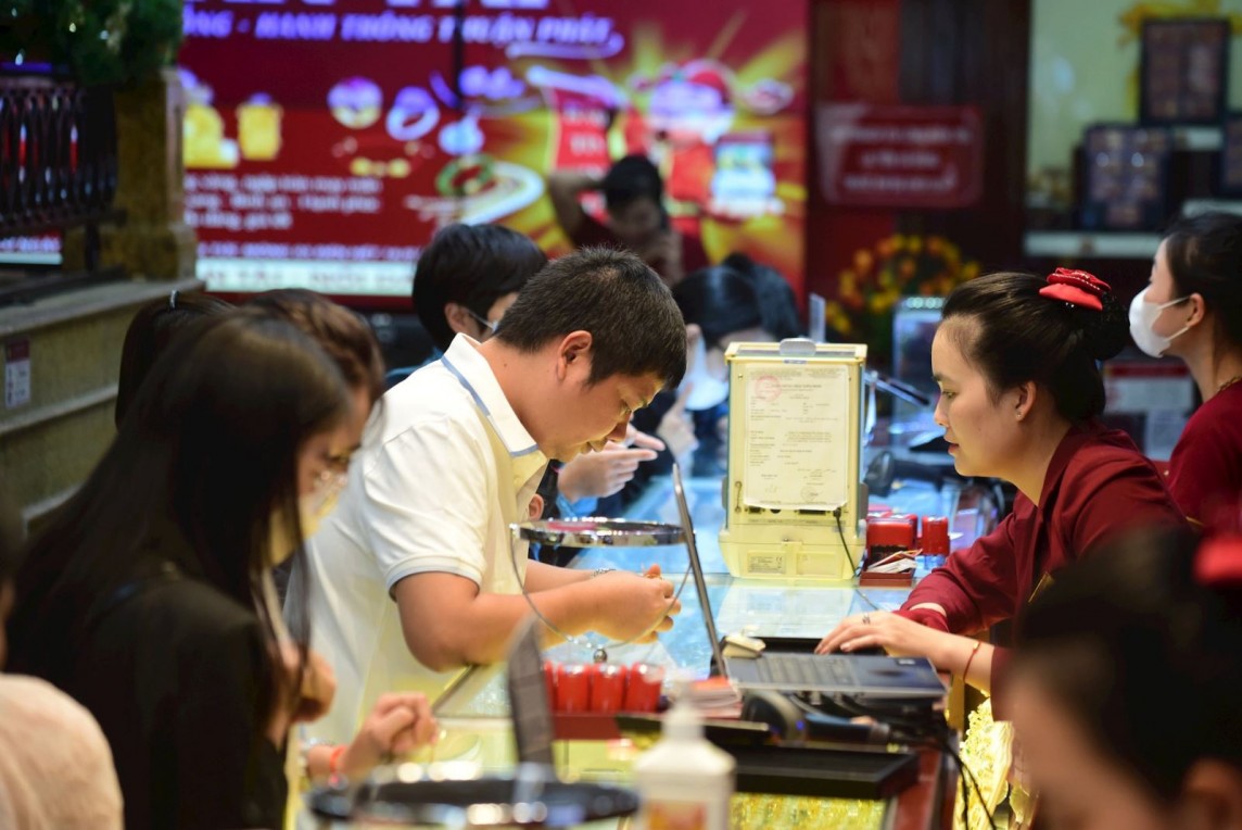 Giá vàng tăng trở lại, nhà đầu tư 'vội vã' bán vàng chốt lời