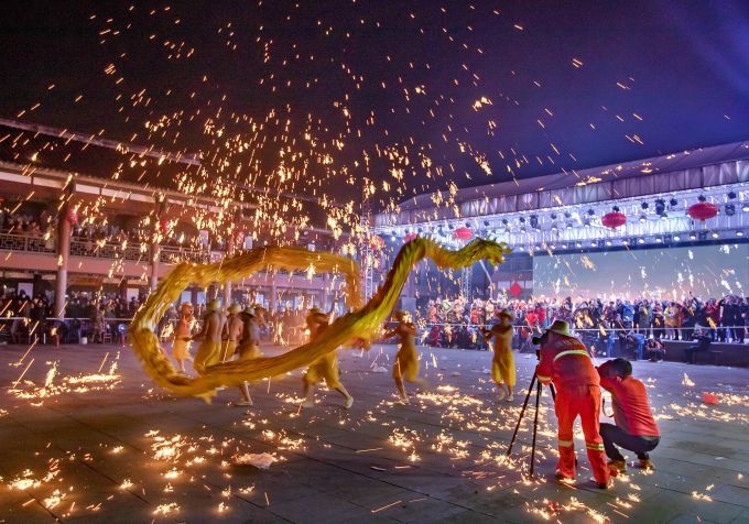 Danza del dragón bajo hierro fundido en la antigua ciudad de Huanglongxi en Chengdu, provincia de Sichuan. Foto: Alamy