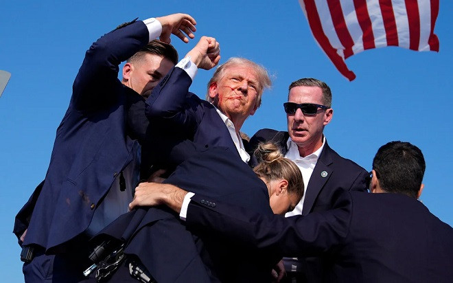 Khung cảnh hỗn loạn khi ông Trump bị bắn tại buổi vận động tranh cử - Ảnh 1.