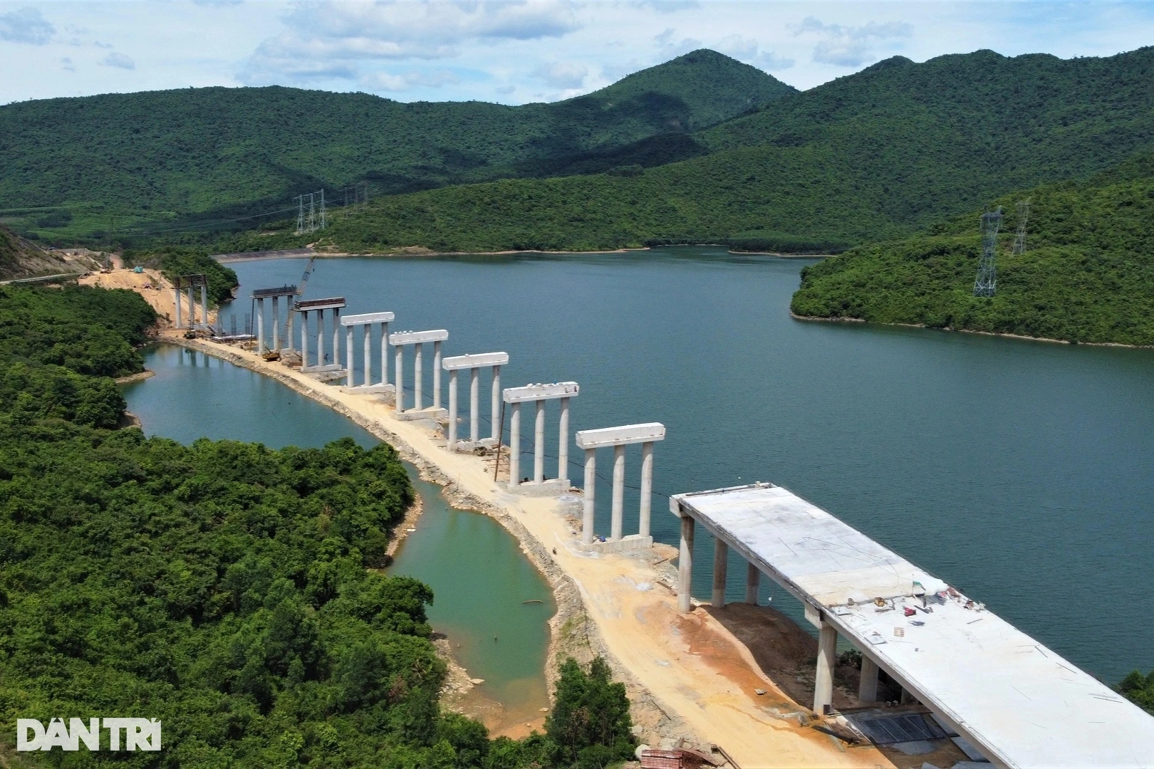 สะพานอันสง่างามข้ามหุบเขาและทะเลสาบบนทางหลวงสาย Vung Ang – Bung