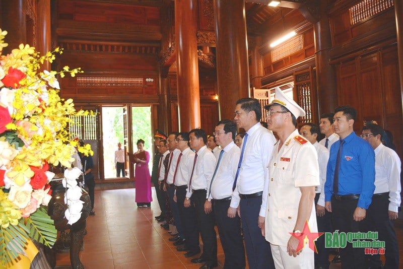 คณะผู้แทนจังหวัดเหงะอานจุดธูปรำลึกถึงประธานาธิบดีโฮจิมินห์