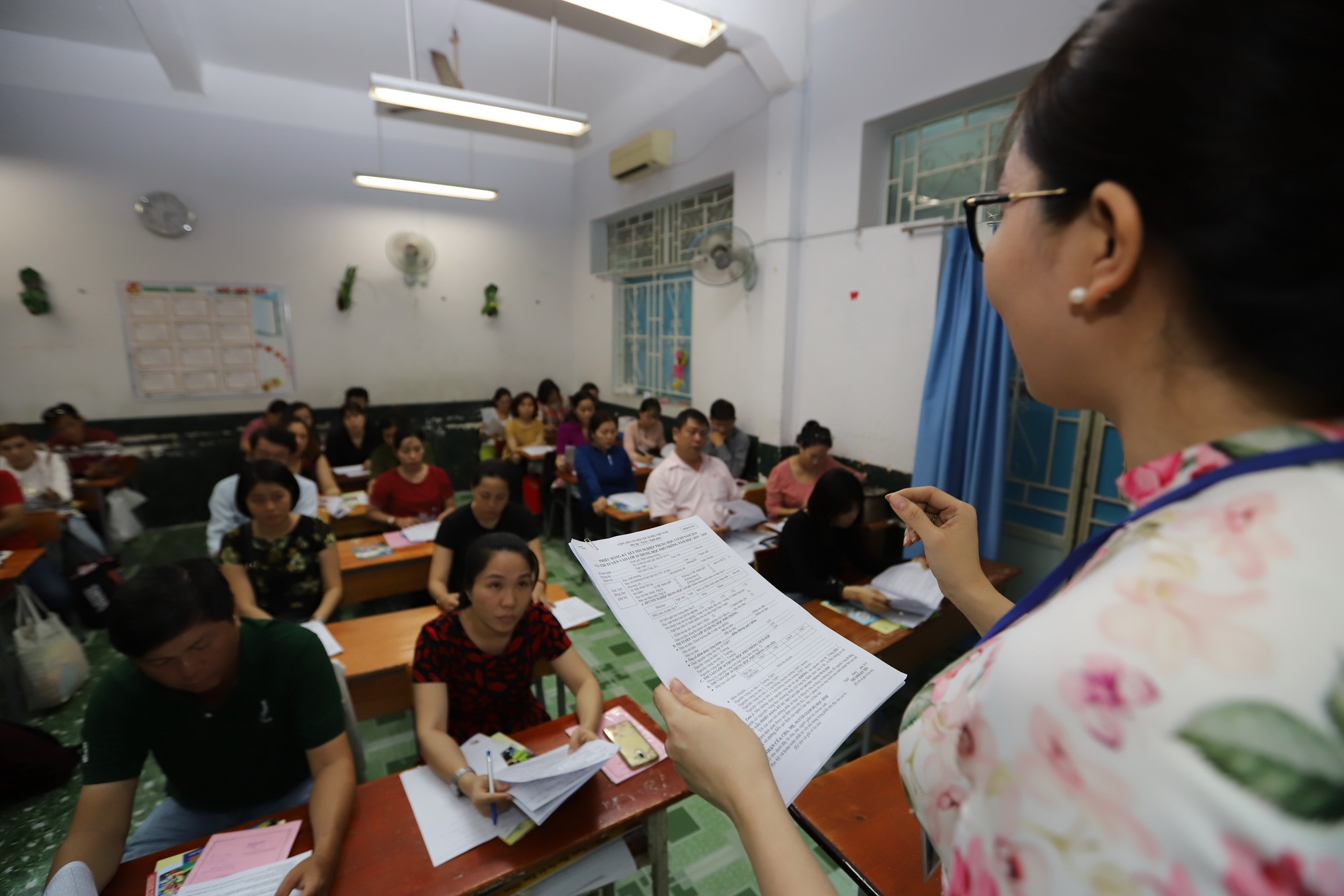 Cần 'cởi trói' giáo viên khỏi việc thu tiền học sinh đầu năm - Ảnh 1.