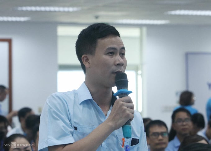 El Sr. Nguyen Quang Minh, funcionario sindical que trabaja en el Parque Industrial Noi Bai (Soc Son, Hanoi), durante el diálogo en la tarde del 18 de mayo. Foto: Vo Hai