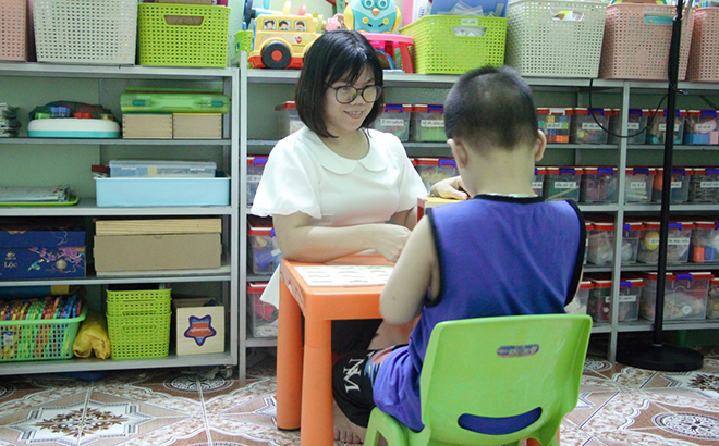 La Sra. Nguyen Thi Thuy Nhung apoya e interviene en favor de los niños en el hogar.