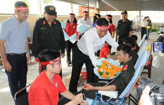 Hundreds of cadres, soldiers, and youth union members donated blood at Red Sunday in Can Tho photo 12