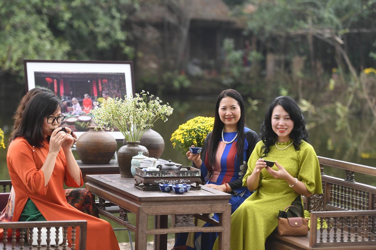 Duong Lam ancient village turns into a Tet film set, attracting tourists to check-in in Ao Dai - 3