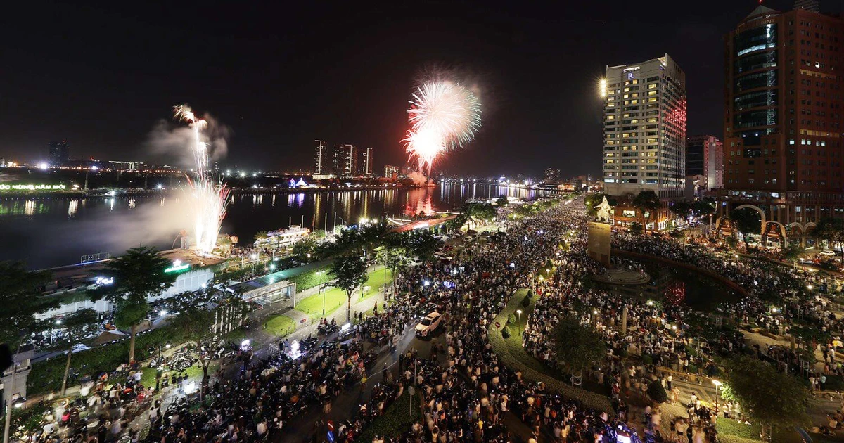 花火が大晦日に打ち上げられ、ホーチミン市の人々は興奮して旧正月を迎える