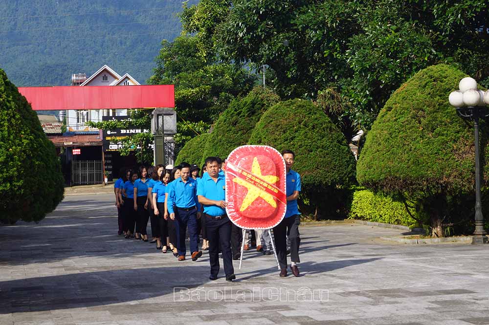 Tập thể cán bộ, đảng viên, viên chức  dâng hoa tri ân các Anh hùng liệt sỹ.