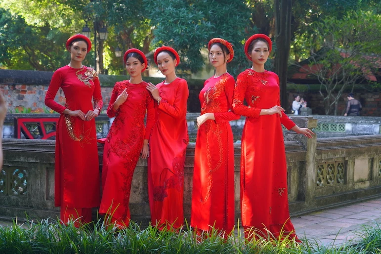 นักออกแบบชั้นนำหลายสิบคนมารวมตัวกันที่เทศกาล Ao Dai ของการท่องเที่ยวฮานอย