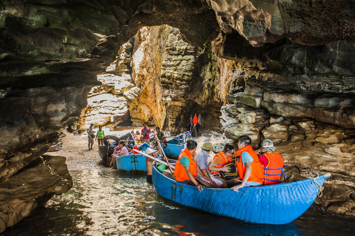 Unique caves are also a distinctive feature of Quynh beach, Nghe An. (Photo collected)