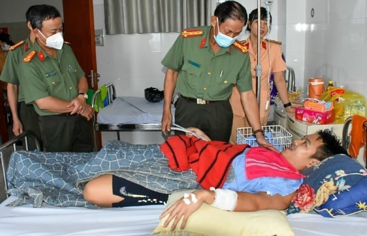 Image of Colonel Bui Van Thao, Director of Ba Ria - Vung Tau Provincial Police, visiting and encouraging Lieutenant Do Hong Ngoc. (Photo: CACC)