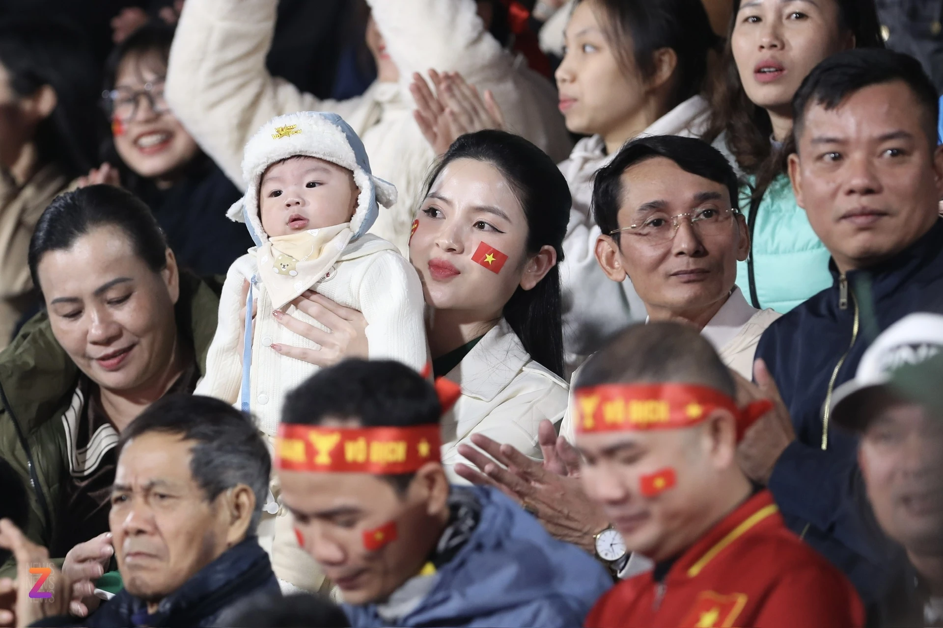 La esposa de Quang Hai regala entradas gratis al estadio Viet Tri a los aficionados